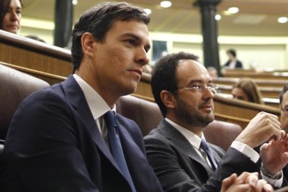 Antonio Hernando, en 2016, secundando a Pedro Sánchez en el Congreso (EP)