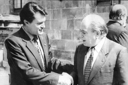 Mas, a los 30 años, saludando a su gran mentor, Jordi Pujol