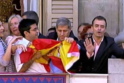 Pisarello y Colau, quitando la bandera de España del Ayuntamiento de Barcelona hace dos años