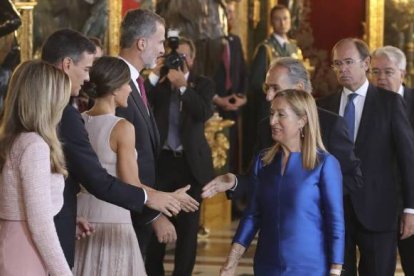 La mueca de perplejidad de Pastor y doña Letizia dando la espalda