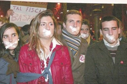 Casado (segundo por la derecha), hace unos años en una protesta de NNGG contra Otegi