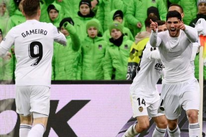 Guedes celebra un tanto para la historia