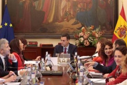 Pedro Sánchez, en el Consejo de Ministros que se celebró en Sevilla.