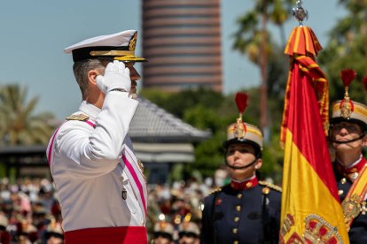 El Rey ante la bandera, este sábado en Sevilla