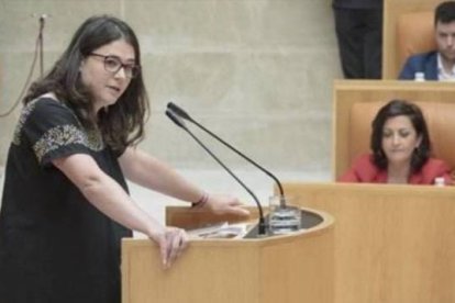 La socialista Concha Andreu escucha a la diputada de Podemos Raquel Moreno en el Parlamento riojano.