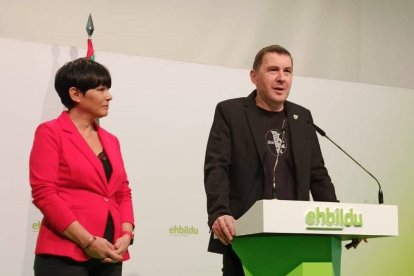 Maddlen Iriarte y su jefe de filas, Arnaldo Otegi.