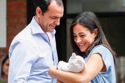 Begoña Villacís y Antonio Suárez-Valdés, con la tercera hija de ambos, tras el nacimiento de ésta última.