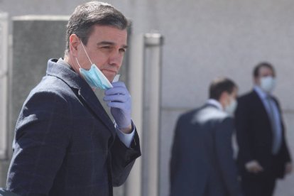 Las mascarillas 'fake' de Pedro Sánchez la lían gorda en un hospital de Murcia