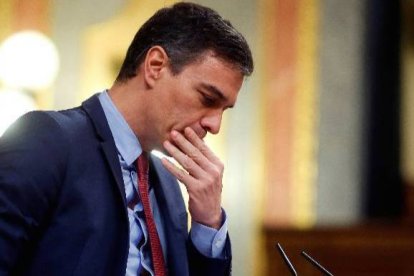 Sánchez, con gesto cabizbajo en el Congreso.