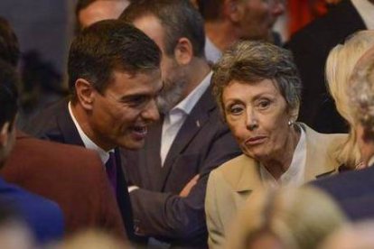 Pedro Sánchez y Rosa María Mateo.