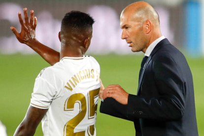 Zidane dando instrucciones a Vinicius durante un encuentro del Real Madrid.