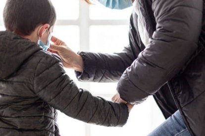 Un niño preparándose para salir a la calle