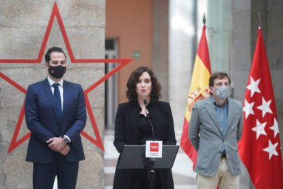 Isabel Díaz Ayuso, el vicepresidente regional Ignacio Aguado y el alcalde de Madrid, José Luis Martínez-Almeida, durante el homenaje a las víctimas del Covid.