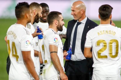 Los jugadores del Real Madrid rodean a Zidane en un encuentro de la pasada temporada.