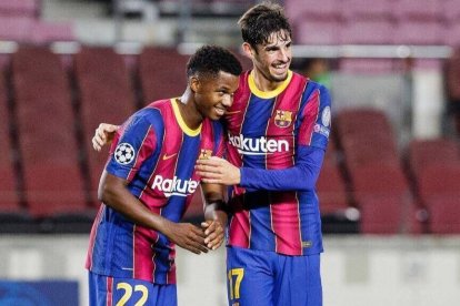 Ansu Fati celebra con Trincao uno de los goles del internacional español.