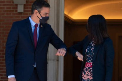 Pedro Sánchez, recibiendo en Moncloa a Inés Arrimadas.