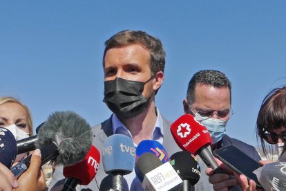 Pablo Casado, este sábado, en el muelle de Arguineguín.