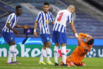 Pepe ayuda a Cristiano a levantarse en una acción del duelo Oporto-Juventus de octavos de la Champions.