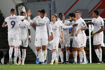 Piña de los jugadores del Real Madrid al celebrar uno de los goles marcados ante el Liverpool.