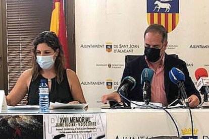 El alclade de Sant Joan, Santiago Román, y la concejala de Cultura, Esther Donate, durante la presentación de las actividades del 9 d'Octubre