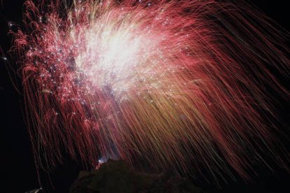 La palmera de fuegos artificiales ha iluminado el cielo con los colores de la bandera de España