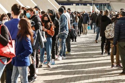 Los veinteañeros alcanzan una incidencia acumulada de 3.916 casos por cada 100.000 habitantes