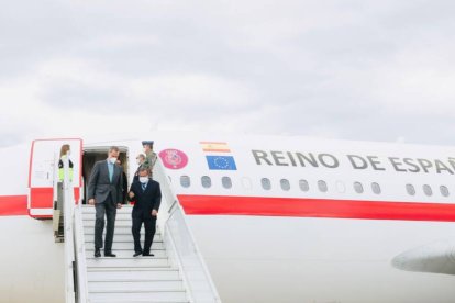 El Rey Felipe, en el avión que le llevó a Quito