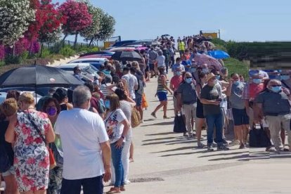 Más de mil personas a la vez han coincidido en la cola del vacunódromo alicantino, a pleno sol y con más de 30º de temperatura