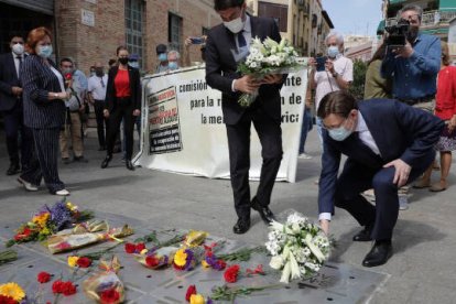 Ximo Puig y Luis Barcala durante la ofrenda de flores a las víctimas del bombardeo del Mercado Central de Alicante