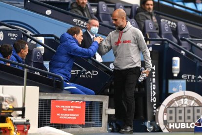 Tuchel y Guardiola se saludan en un reciente encuentro de la Premier entre Chelsea y City.