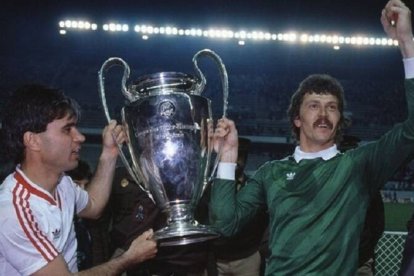 Dos de los jugadores del sorprendente Steaua posan con la Copa de Europa que le ganaron al Barcelona en Sevilla.