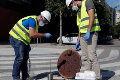 Los técnicos de Aguas de Alicante comprueban el estado de las aguas residuales en varios puntros de la ciudad