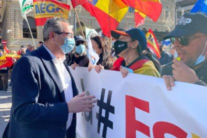 Toni Pérez ha acompañado a los policías en su protesta en la plaza de la Montañeta de Alicante