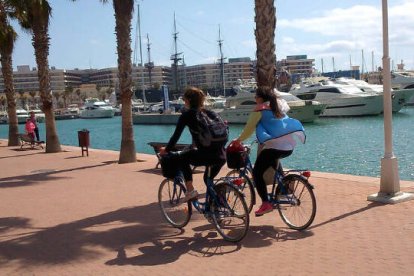 Cicloturistas por el puerto deportivo de Alicante / Foto: Alicante Cicloturismo