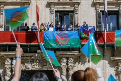 La bandera del pueblo gitano luce en el balcón del Ayuntamiento de Alicante