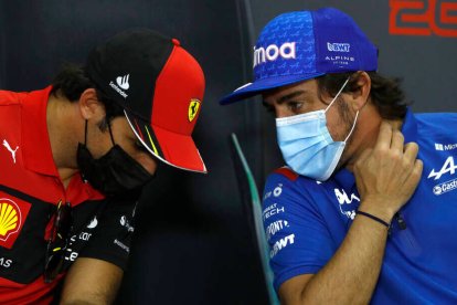 Carlos Sainz y Fernando Alonso, conversando durante los entrenamientos en Bahrein.