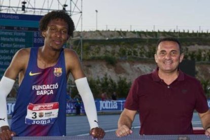 El atleta Jordan Díaz y el alcalde de La Nucía Bernabé Cano