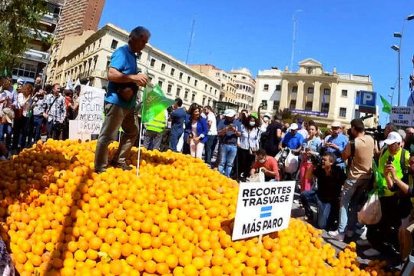 Los agricultores han abocado 8.000 kg. de naranjas en la plaza de la Montañeta