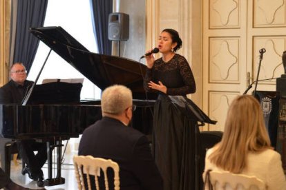 El compositor y pianista Manuel Ramos y la cantante Oriana Quintero