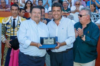 Mazón participa en el homenaje al cirujano de la Plaza de Toros de Alicante