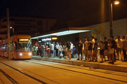 El TRAM amplía horarios para cubrir los espectáculos pirotécnicos nocturnos