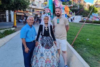 El presidente de Sèneca Autobusos, Josep Amand Tomás; la bellea infantil 2023, Martina Lloret; y el artista de la foguera infantil, Sergio Alcáñiz.