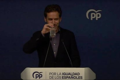 Momento en el que se fue la luz en la sede del PP