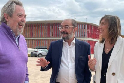 Foto de archivo de Juan Alberto Belloch junto al presidente en funciones de Aragón, Javier Lambán