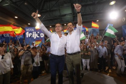 El líder del Partido Popular, Alberto Núñez Feijóo, y el presidente de la Junta de Andalucía, Juanma Moreno, durante un acto de campaña electoral.