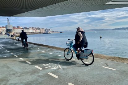 Usuarios transitando en bicicletas eléctricas por Santander.