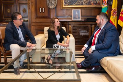 Begoña Carrasco junto con Paco Cabañero y a José Salvador Tárrega