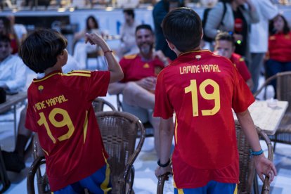 Aficionados españoles apoyando a la selección.