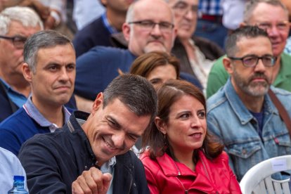 Adiana Lastra junto a Pedro Sánchez