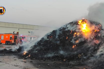 Bomberos sofocan el incendio en la planta de clasificación